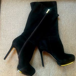 Suede heeled boots ❤️